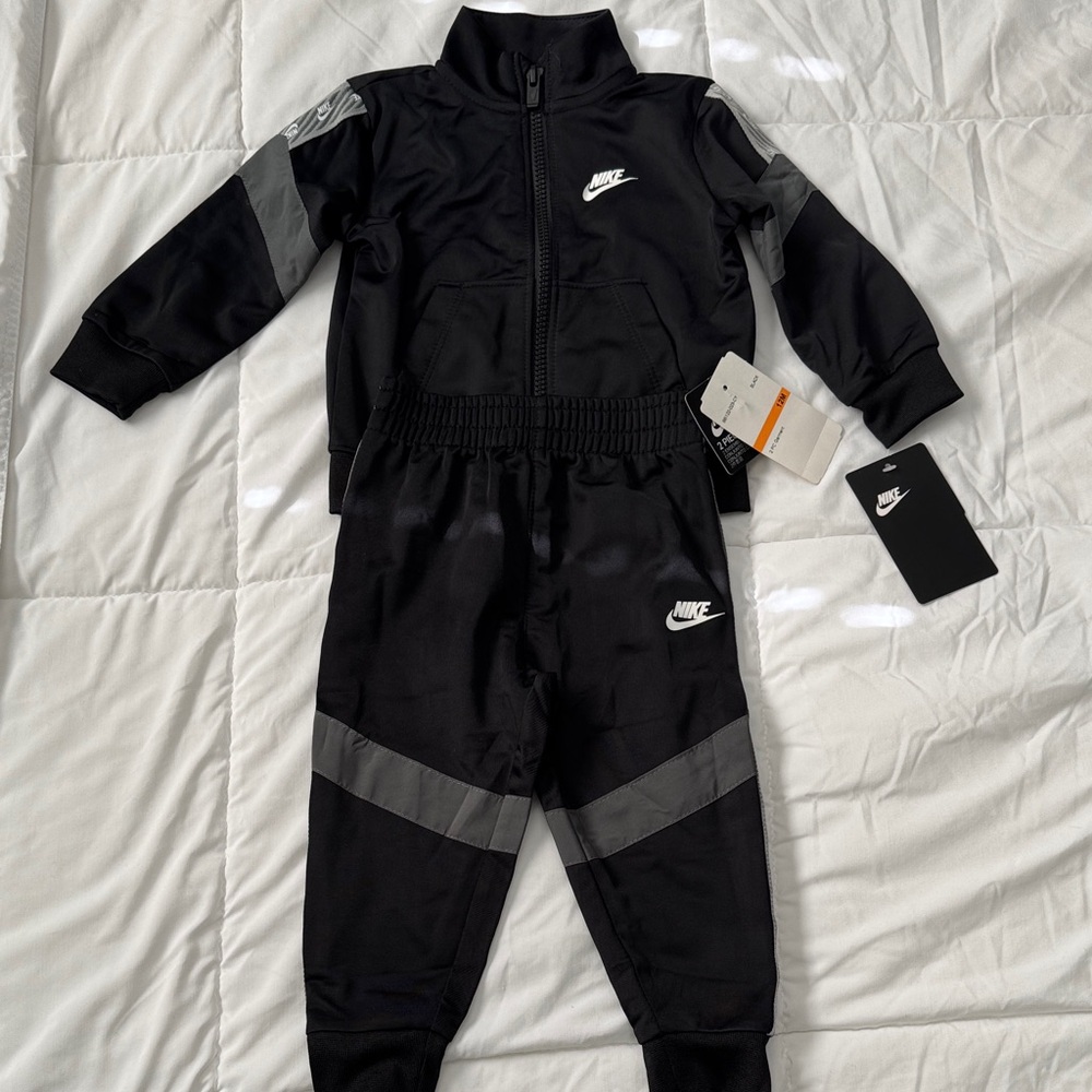 🖤NWT Nike Kids Black and Gray Tracksuit 12M